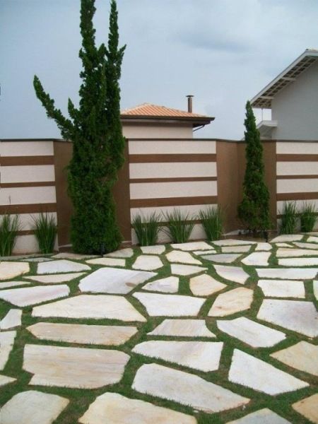 Pátio em retalhão de basalto natural com junta de grama
