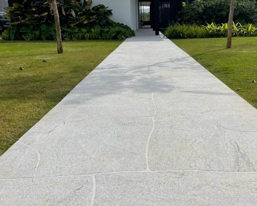 Lajão de pedra moledo assentado