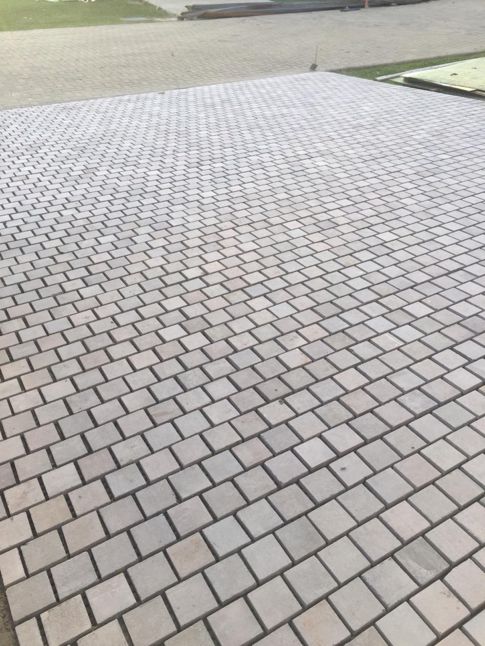 Piso em pedra levigada 15x15 em tom cinza claro