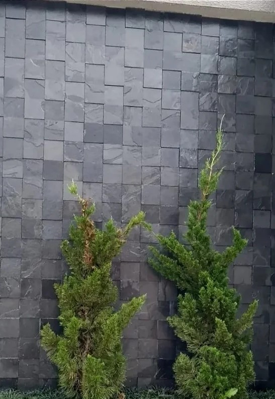 Muro revestido em mosaico de ardósia preta 10x10