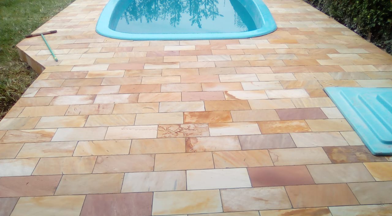 Borda de piscina revestida em pedra São Tomé amarela