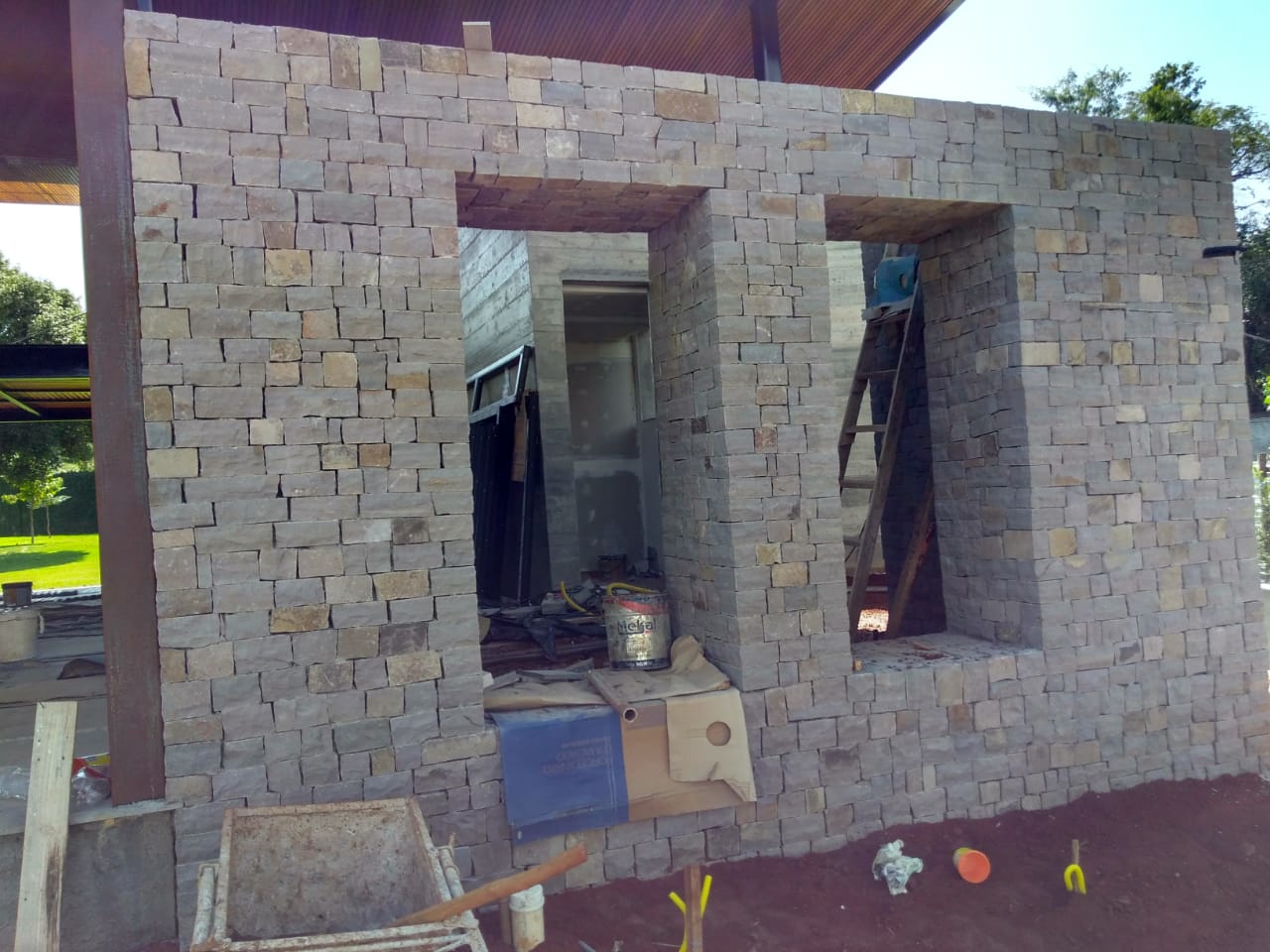 Fachada em revestimento de pedra assentada no formato taipa